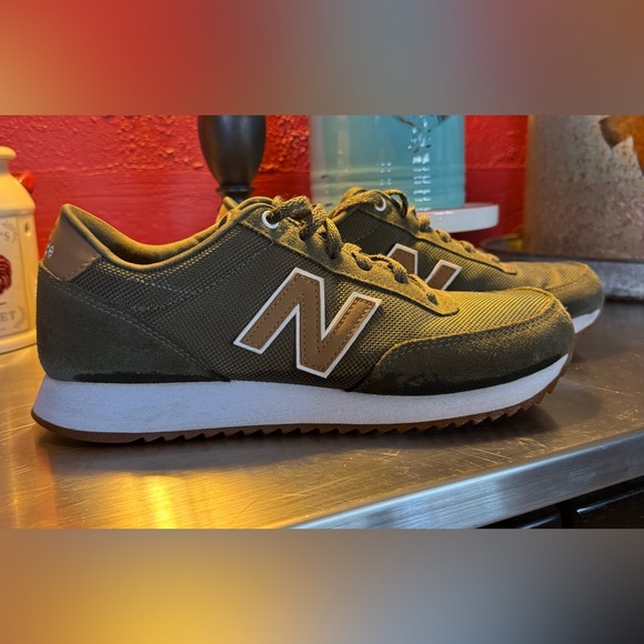 New Balance - Picture 1 of 3